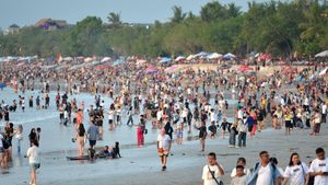 Suasana Pantai Kuta Bali Diserbu Wisatawan Jelang Pergantian Tahun