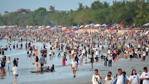 Suasana Pantai Kuta Bali Diserbu Wisatawan Jelang Pergantian Tahun