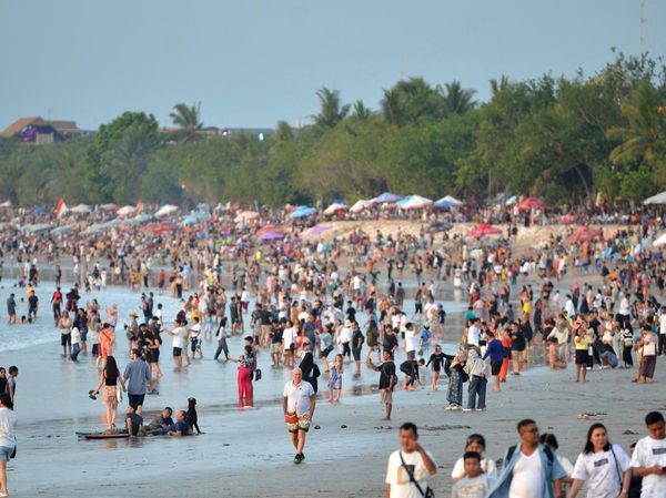 Suasana Pantai Kuta Bali Diserbu Wisatawan Jelang Pergantian Tahun