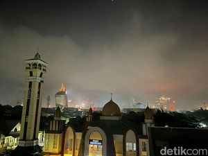 Selamat Tahun Baru 2024 Indonesia Tengah, Langit Makassar Bertabur Kembang Api