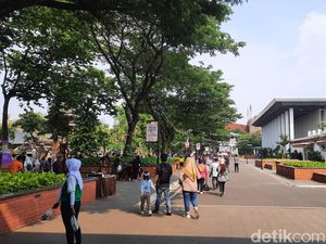 Jelang Malam Tahun Baru, TMII Mulai Dipadati Warga