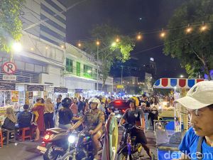Warga Rayakan Tahun Baru Mengalir Padati Jalan Tunjungan Surabaya Warga Rayakan Tahun Baru Mengalir Padati Jalan Tunjungan Surabaya