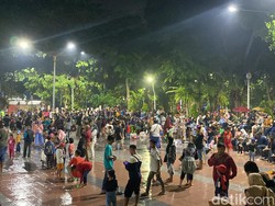 Warga Tumplek Blek Rayakan Tahun Baru di Taman Bungkul Surabaya