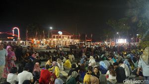 Taman Apsari Surabaya Mulai Dipadati Warga Jelang Pergantian Tahun