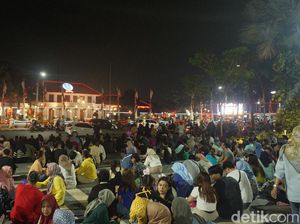 Taman Apsari Surabaya Mulai Dipadati Warga Jelang Pergantian Tahun