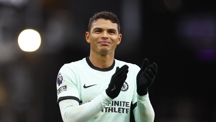 Soccer Football - Premier League - Luton Town v Chelsea - Kenilworth Road, Luton, Britain - December 30, 2023 Chelseas Thiago Silva celebrates after the match Action Images via Reuters/Peter Cziborra NO USE WITH UNAUTHORIZED AUDIO, VIDEO, DATA, FIXTURE LISTS, CLUB/LEAGUE LOGOS OR LIVE SERVICES. ONLINE IN-MATCH USE LIMITED TO 45 IMAGES, NO VIDEO EMULATION. NO USE IN BETTING, GAMES OR SINGLE CLUB/LEAGUE/PLAYER PUBLICATIONS.