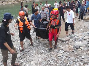 Bayi 2 Tahun Tewas Usai Lompat saat Naik Perahu Bareng Ortu di Sergai Bayi 2 Tahun Tewas Usai Lompat saat Naik Perahu Bareng Ortu di Sergai