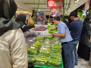 Pembeli Serbu Area Buah-buahan di Transmart Full Day Sale