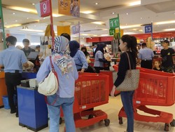 Jelang Sore, Transmart Full Day Sale Gerai Cempaka Putih Diserbu Pengunjung!