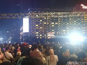 Warga Ramaikan Perayaan Malam Tahun Baru di Bundaran HI, Ini Penampakannya