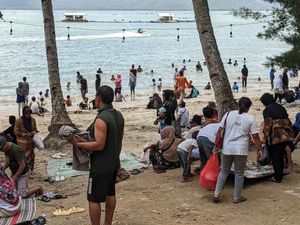 Ribuan Wisatawan Banjiri Pesisir Selatan Trenggalek Jelang Pergantian Tahun