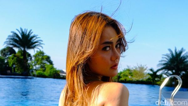 6 Potret DJ Zabylla Basah-basahan