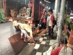 15 Ton Sampah Terkumpul Pascaperayaan Malam Tahun Baru 2024 di Surabaya