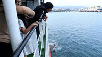 Aksi Anak Logam Menantang Bahaya di Pelabuhan Ketapang