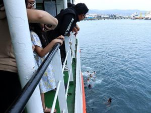 Aksi Anak Logam Menantang Bahaya di Pelabuhan Ketapang