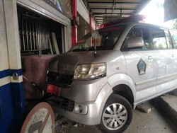 Ambulans Dinkes Blitar Tabrak Toko Emas, Sopir Diduga Ngantuk