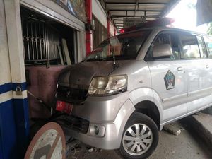 Ambulans Dinkes Blitar Tabrak Toko Emas, Sopir Diduga Ngantuk Ambulans Dinkes Blitar Tabrak Toko Emas, Sopir Diduga Ngantuk