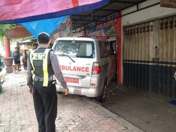 Ambulans Dinkes Blitar Tabrak Toko Emas
