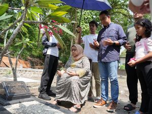 Anies Ziarah ke Makam Ayah di Awal 2024, Ingat Pesan Ini