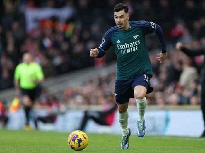 Arsenals Brazilian midfielder #11 Gabriel Martinelli runs with the ball during the English Premier League football match between Fulham and Arsenal at Craven Cottage in London on December 31, 2023. (Photo by Adrian DENNIS / AFP) / RESTRICTED TO EDITORIAL USE. No use with unauthorized audio, video, data, fixture lists, club/league logos or live services. Online in-match use limited to 120 images. An additional 40 images may be used in extra time. No video emulation. Social media in-match use limited to 120 images. An additional 40 images may be used in extra time. No use in betting publications, games or single club/league/player publications. /
