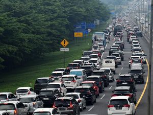 Jelang Nataru, Volume Kendaraan Keluar Jakarta Naik di 4 Ruas Tol