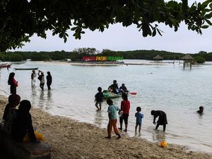 Asyiknya Menikmati Libur Tahun Baru di Pantai Pasir Perawan Asyiknya Menikmati Libur Tahun Baru di Pantai Pasir Perawan