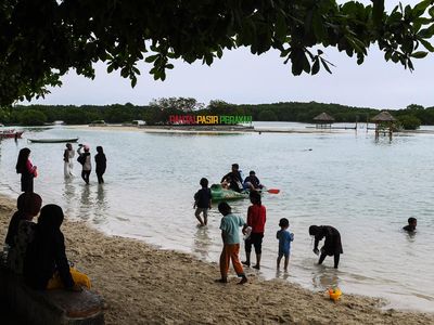 Asyiknya Menikmati Libur Tahun Baru di Pantai Pasir Perawan