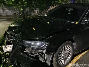 Audi Ringsek Tabrak Pohon Saat Malam Tahun Baru di Surabaya