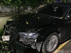Audi Ringsek Tabrak Pohon Saat Malam Tahun Baru di Surabaya