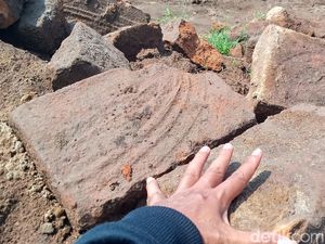 Kena Tol, Batu Bata Kuno di Situs Harta Karun Wonoboyo Klaten Dievakuasi Kena Tol, Batu Bata Kuno di Situs Harta Karun Wonoboyo Klaten Dievakuasi
