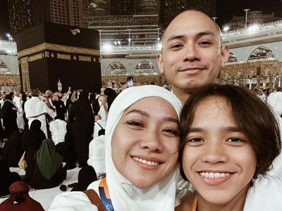 7 Foto BCL Tampil dengan Hijab Syari Saat Umrah Bareng Suami di Tahun Baru