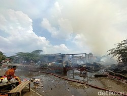 Kebakaran Gudang Palet di Surabaya Padam, 15 Rumah Terdampak