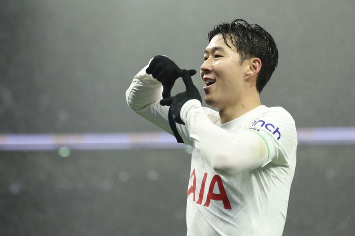 Britain Soccer Premier League Tottenham's Son Heung-min celebrates after scoring his side's second goal during the English Premier League soccer match between Tottenham Hotspur and AFC Bournemouth at the Tottenham Hotspur Stadium in London, Sunday, Dec. 31, 2023. (AP Photo/Ian Walton)