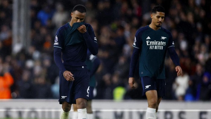 Gabriel Soccer Football - Premier League - Fulham v Arsenal - Craven Cottage, London, Britain - December 31, 2023 Arsenal's Gabriel and William Saliba look dejected after the match Action Images via Reuters/Peter Cziborra NO USE WITH UNAUTHORIZED AUDIO, VIDEO, DATA, FIXTURE LISTS, CLUB/LEAGUE LOGOS OR 'LIVE' SERVICES. ONLINE IN-MATCH USE LIMITED TO 45 IMAGES, NO VIDEO EMULATION. NO USE IN BETTING, GAMES OR SINGLE CLUB/LEAGUE/PLAYER PUBLICATIONS.