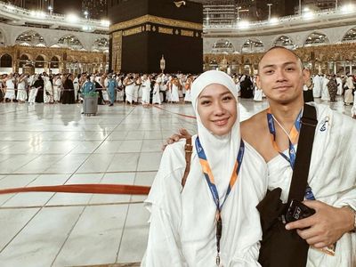 10 Gaya Artis Malam Tahun Baru 2024 di Luar Negeri, Paris Hingga Mekkah