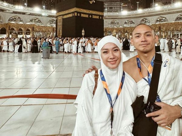10 Gaya Artis Malam Tahun Baru 2024 di Luar Negeri, Paris Hingga Mekkah