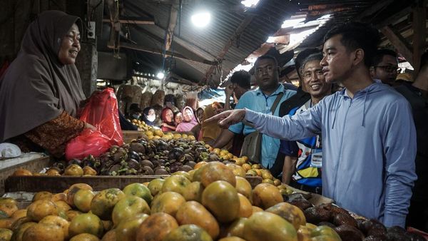 Gibran Awali 2024 dengan Blusukan di Pasar Gemolong Sragen