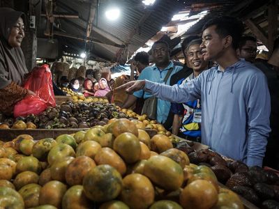 Gibran Awali 2024 dengan Blusukan di Pasar Gemolong Sragen