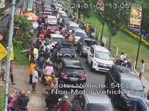 Puncak Libur Tahun Baru, Lalu Lintas di Trawas Mojokerto Padat Merayap Puncak Libur Tahun Baru, Lalu Lintas di Trawas Mojokerto Padat Merayap
