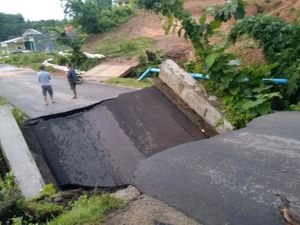 Jalan Penghubung Antar Desa di Lahat Ambles, Akses Lalu Lintas Warga Terganggu