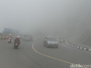 Jalur Puncak Cianjur Diselimuti Kabut Tebal
