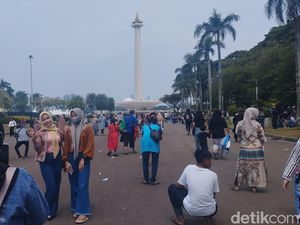 Waktu Berkunjung Habis, Sejumlah Wisatawan Tak Kebagian Masuk Monas Waktu Berkunjung Habis, Sejumlah Wisatawan Tak Kebagian Masuk Monas
