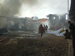 Kebakaran Gudang Palet di Surabaya Merembet ke 7 Rumah