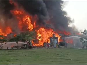 Kebakaran Gudang Palet Surabaya Diduga Dipicu Kembang Api Kebakaran Gudang Palet Surabaya Diduga Dipicu Kembang Api