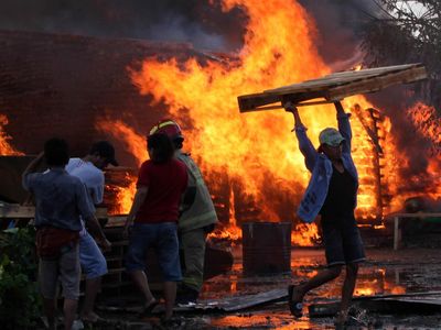 Si Jago Merah Lalap Gudang Palet di Surabaya