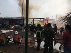 25 Damkar Diterjunkan Padamkan Api yang Membakar Gudang Palet Surabaya