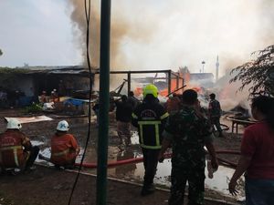 25 Damkar Diterjunkan Padamkan Api yang Membakar Gudang Palet Surabaya 25 Damkar Diterjunkan Padamkan Api yang Membakar Gudang Palet Surabaya