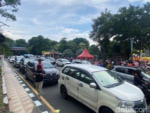 KBS Diserbu Pengunjung di Hari Pertama 2024, Lalu Lintas Padat Merayap KBS Diserbu Pengunjung di Hari Pertama 2024, Lalu Lintas Padat Merayap