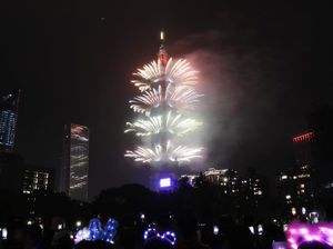 Kembang Api Terangi Gedung Tertinggi di Taiwan