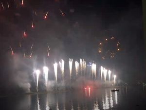 Kemeriahan Warga Sambut Tahun Baru 2024 di Ancol